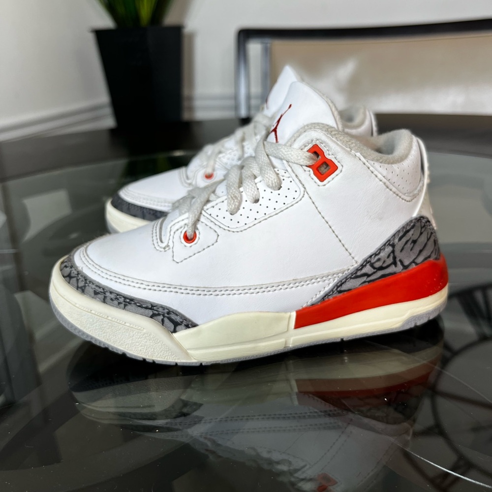 Nike Air Jordan 3 Retro Georgia Peach'
Sneaker Sz 12 C